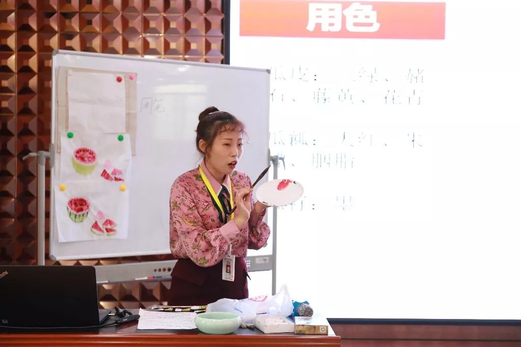 宋雅鑫撇短参加此次展示活动的6位教师以"说课"的形式阐述了课堂设计