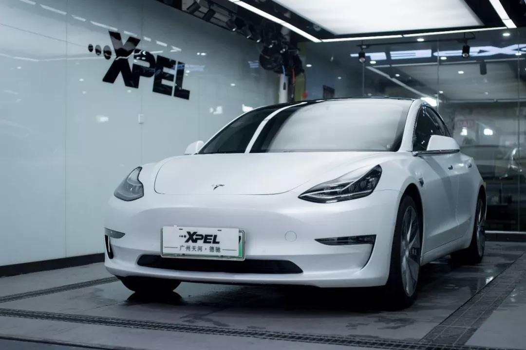 特斯拉model3裝貼啞光車衣小白變身糯米餈