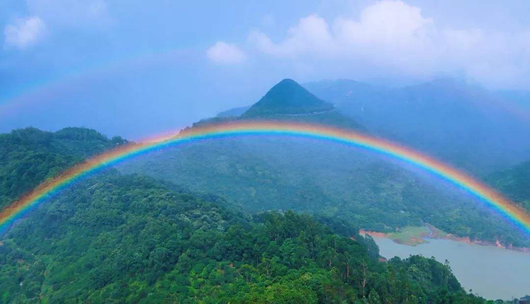 1/5雨后的观音山惊现双彩虹,横跨在山间,从地的这一端跨到那一端,传说