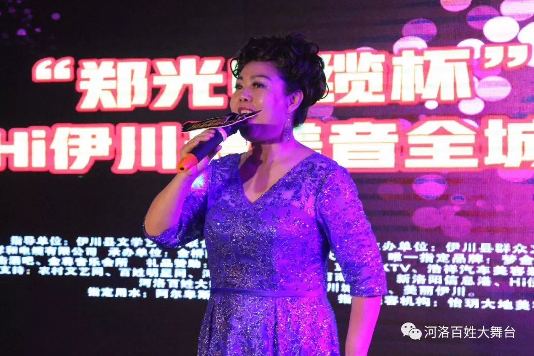 翟晓娟学员,演唱歌曲《中国大舞台》王社高学员,演唱歌曲《敢问路在