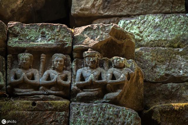 电视剧中的精绝古国充满了神秘色彩,精绝女王和鬼洞族人的诅咒,让我们