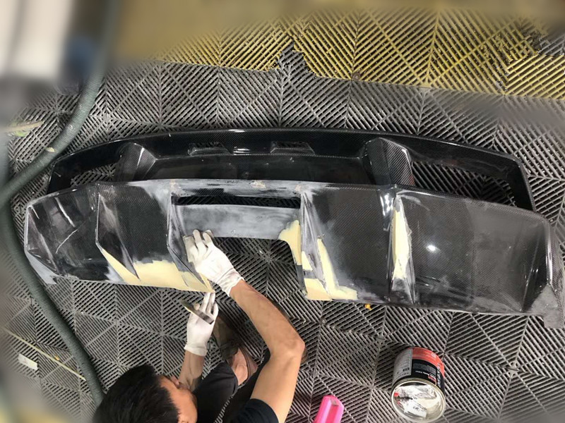 匠心修复超跑兰博基尼碳纤维后唇修复喷漆
