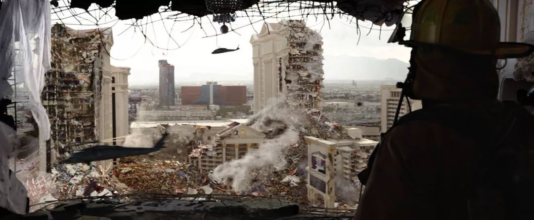 不见其人"的拍摄方式,在电影的前半段展示了大量被破坏的城市,断裂的