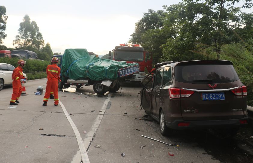 北流市广昆高速发生一起交通事故 一辆面包车失控追尾一辆小货车