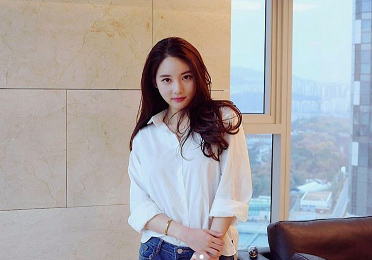 吸毒聊天记录的a某身份正式被确认,是yg练习生出身的top前女友韩瑞熙