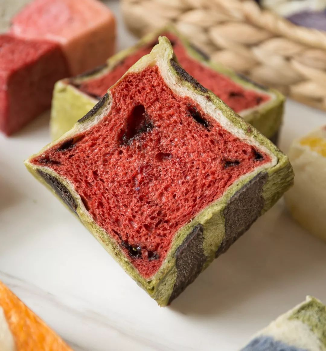 篮球救生圈调色盘都能吃这家彩虹面包店也太会玩了吧