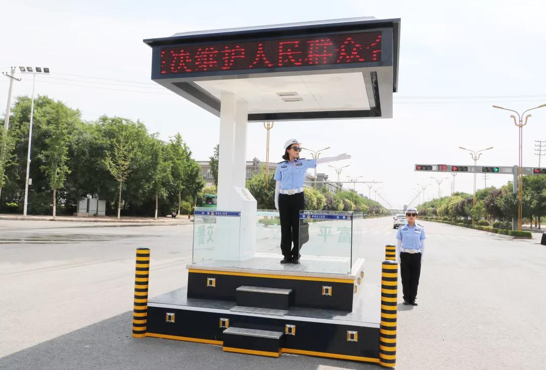 庄里试验区增设交通指挥台规范十字路口通行秩序