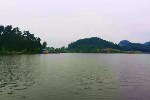 她是镶嵌在播州区的一块蓝宝石.共青湖,古称"播雅天池".