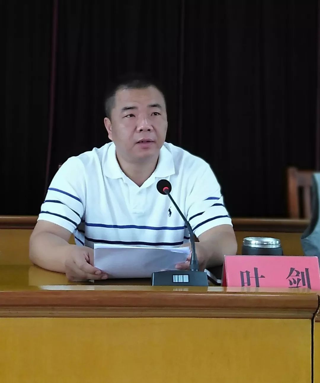 街道党工委书记叶剑强调几点意见:首先是干部队伍建设.