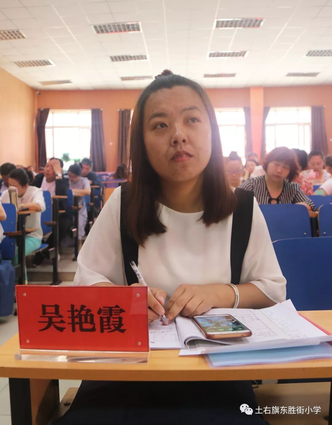 《三角形》进行单元整体教学,然后由内蒙古自治区教研中心陈丽老师