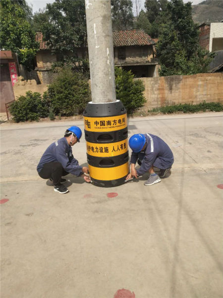 曲靖陆良供电局为电杆装设防撞墩给群众用电添保险