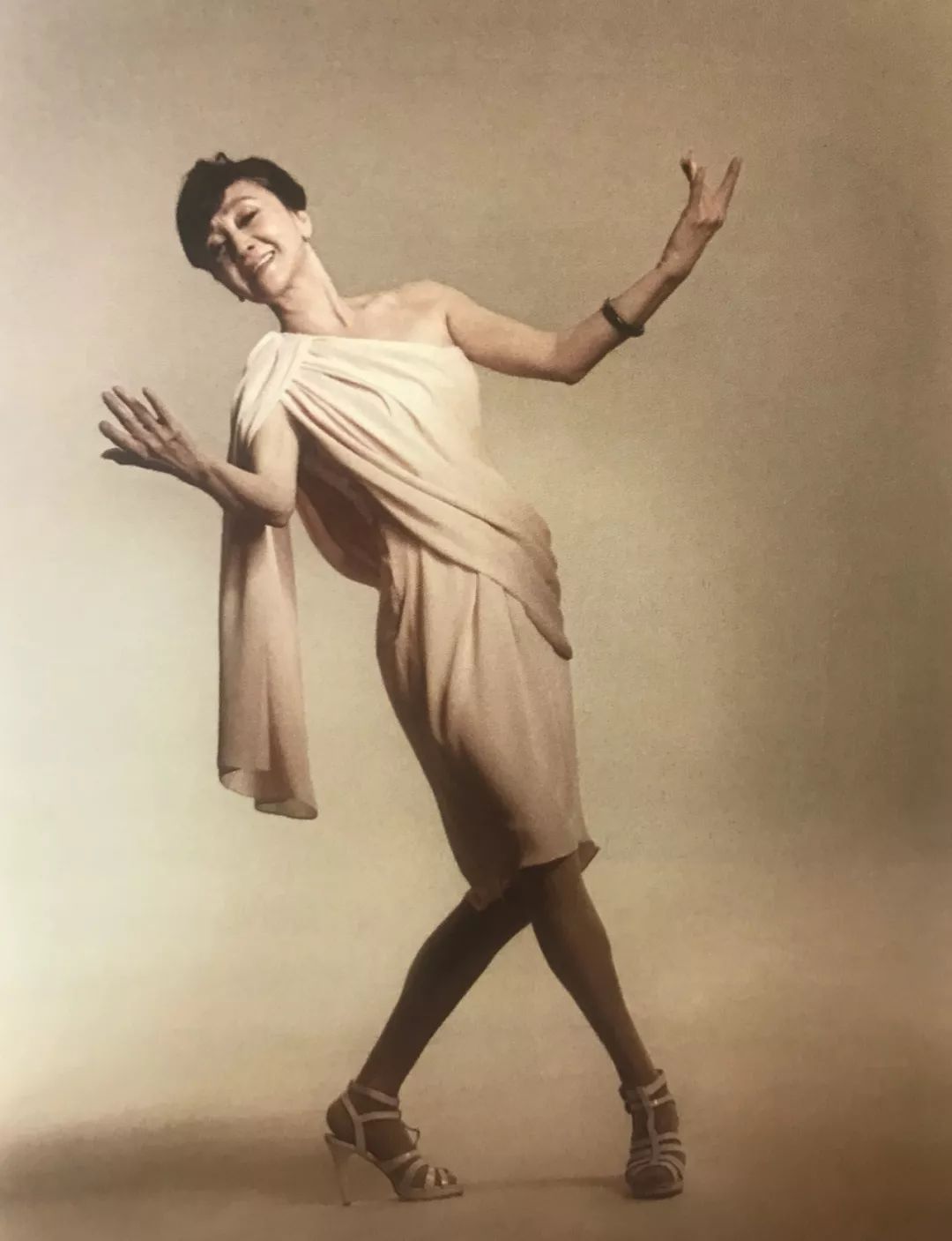 艺术青春永在的她,亦是舞动的"鱼美人"_陈爱莲