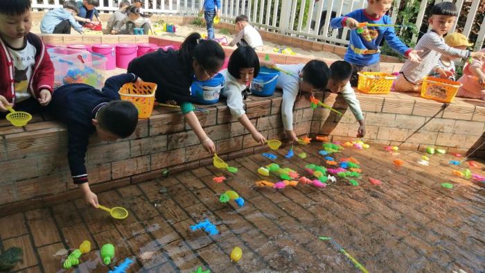 多元遊戲自主選擇桐鄉市小牛津陽光花城幼兒園戶外混齡遊戲場