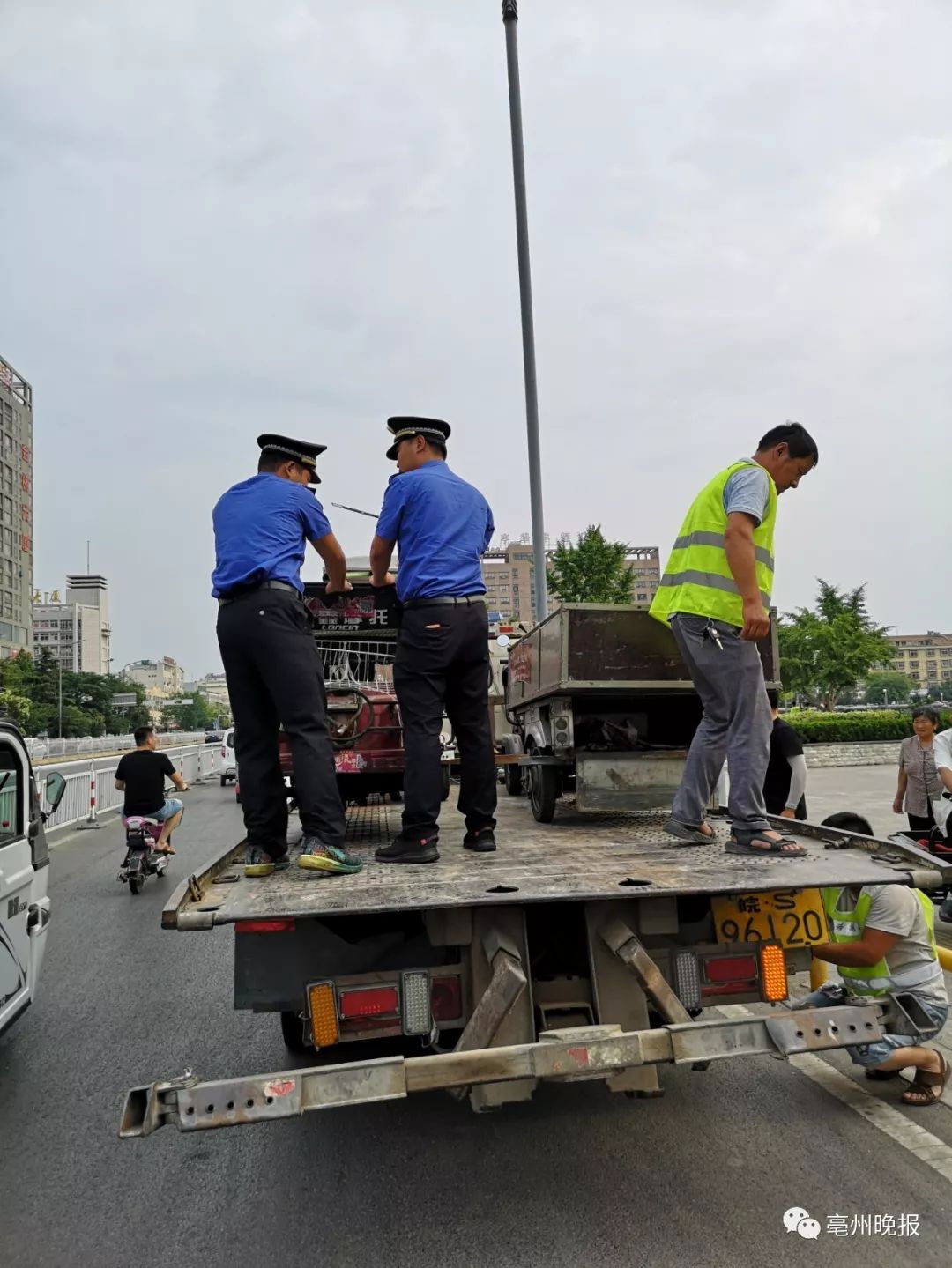 城管警察一起出手,亳州市区多辆电三轮被拖走!_三轮车