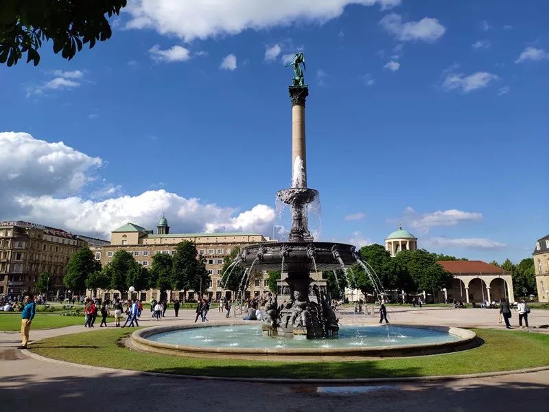 席勒广场中央是德国大作家席勒雕像,1839年由一位丹麦雕塑家完成.