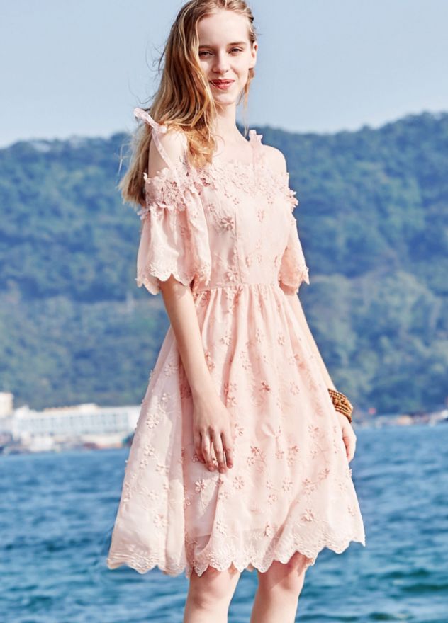 6月盛夏,来件浅色连衣裙,清凉优雅冒"仙气儿"