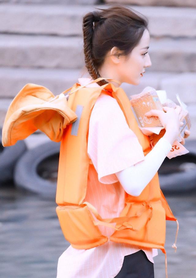 极限挑战迪丽热巴差点掉下水被罗志祥像小鸡仔一样提溜回来