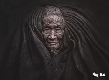 《彝族老汉》_老人