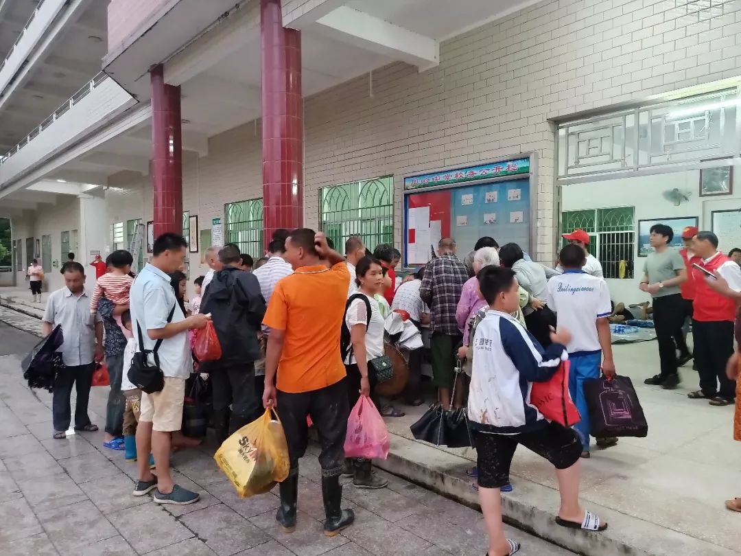这所学校来了百余受灾群众,情况是