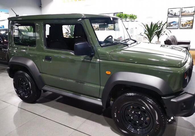 首台新款铃木吉姆尼到店军绿外观相当帅气性能不输北汽bj212