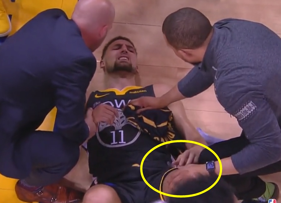 而库里看到克莱受伤后,也是