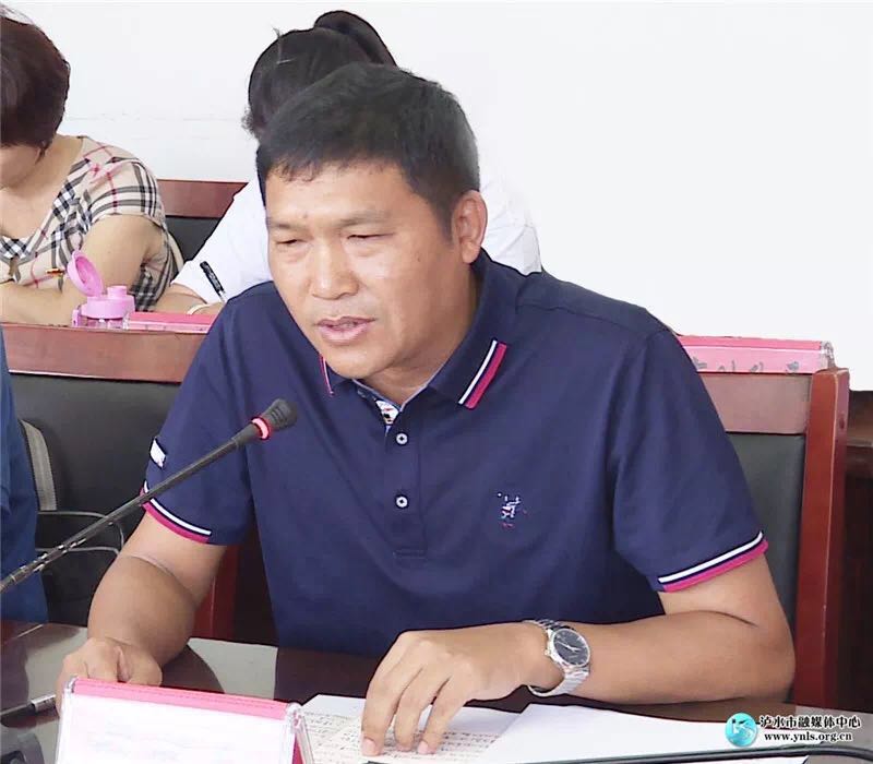 杨绍红代表市委政府对万山区给予泸水的大力帮扶表示感谢.