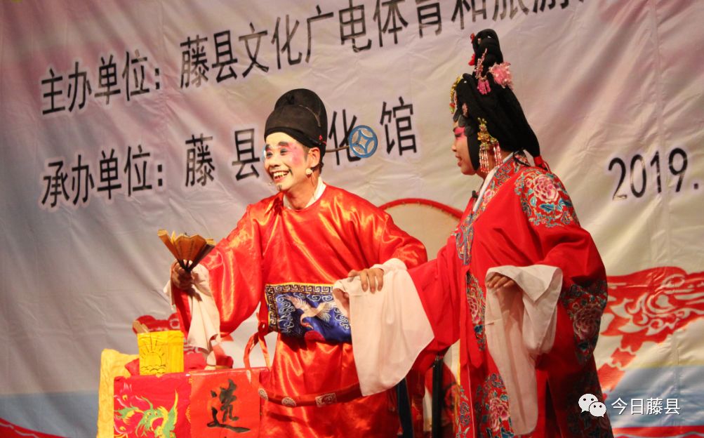 藤县牛歌戏有啥魅力居然有大量的居民冒雨前来观看