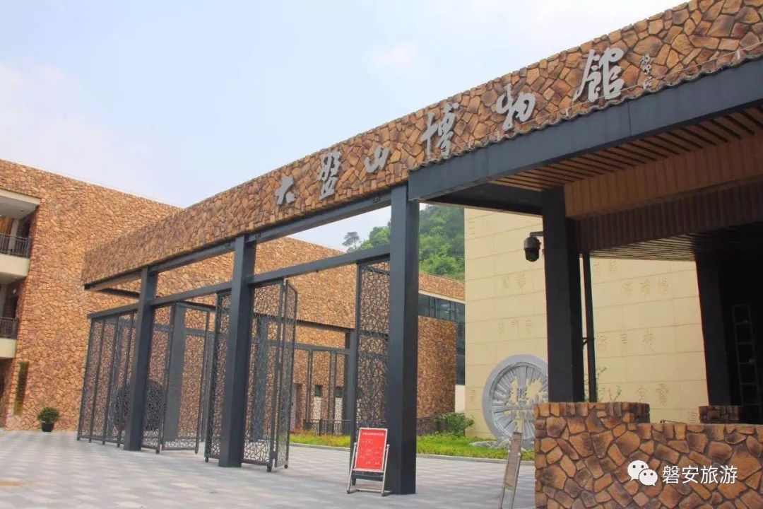 8路a线,6路(花溪方向)预约电话:0579-84665000大盘山温泉山庄大盘山