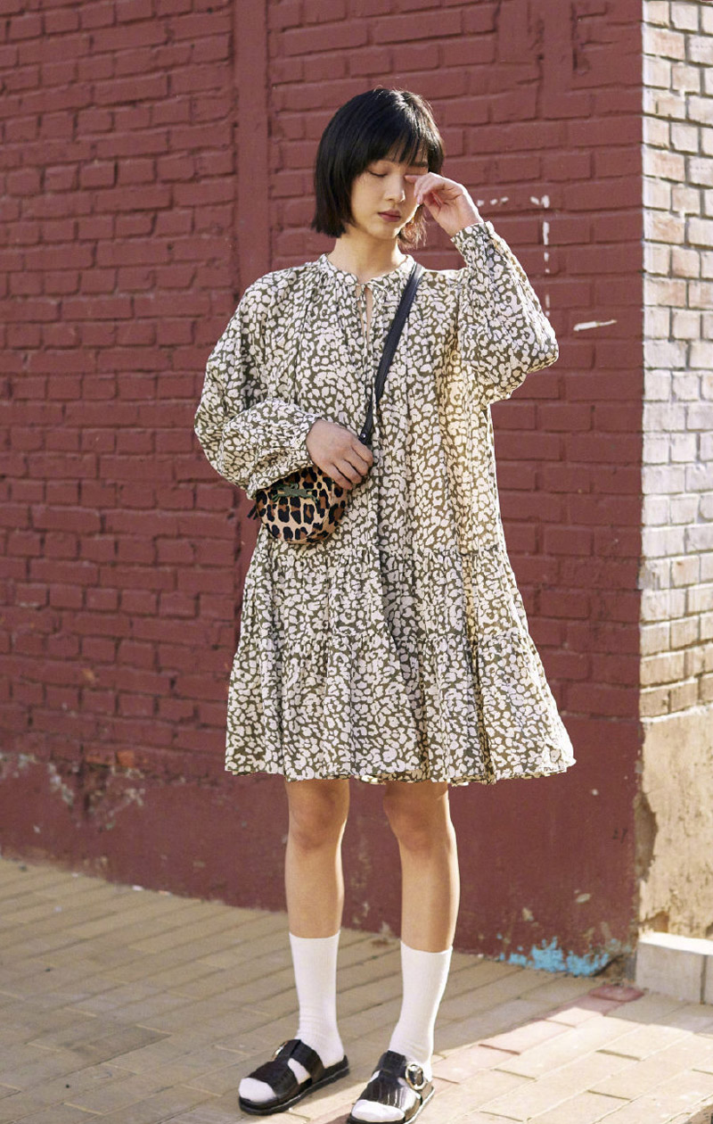 女演员何杜娟清新休闲随性时尚街拍