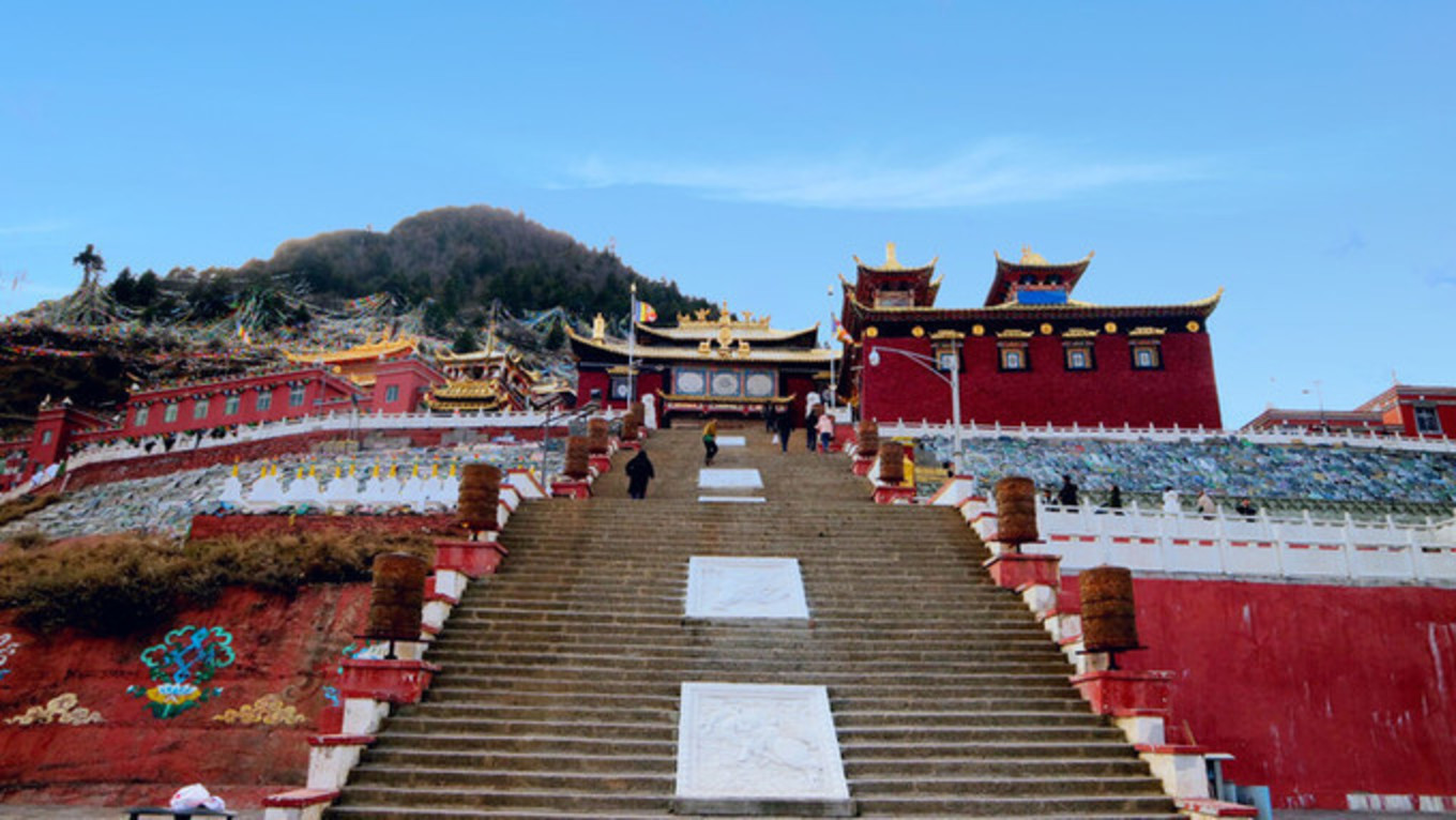 观音庙被誉为第二布达拉宫,坐落于金川观音山的山顶之上.