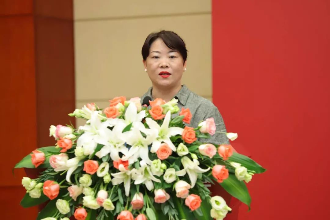 公司董事长胡卫红▲天津市会展行业协会秘书长杨玉茹▲天津商务局会