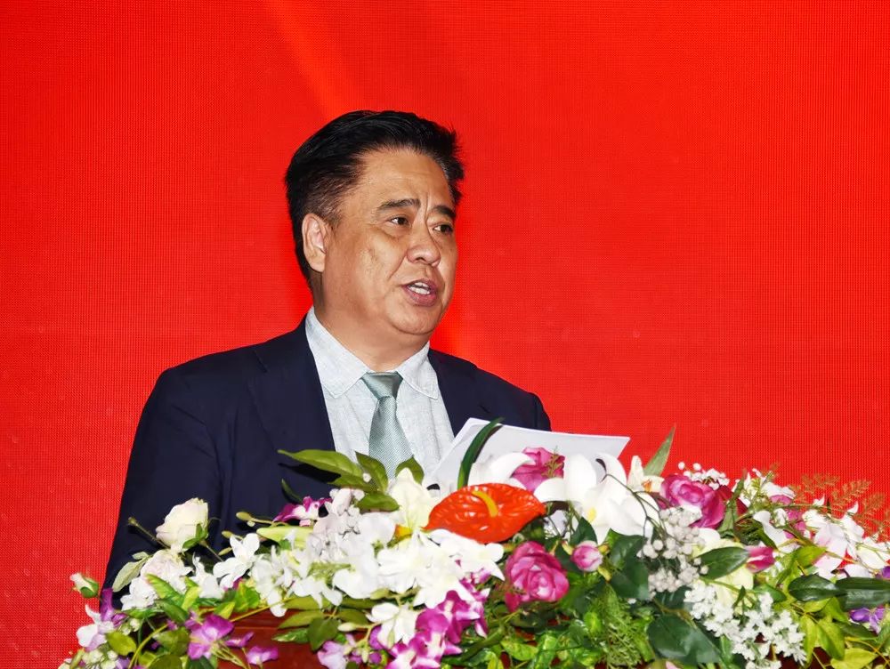 哈尔滨市委常委,副市长张万平为基地主任颁发聘书哈尔滨市卫健委主任