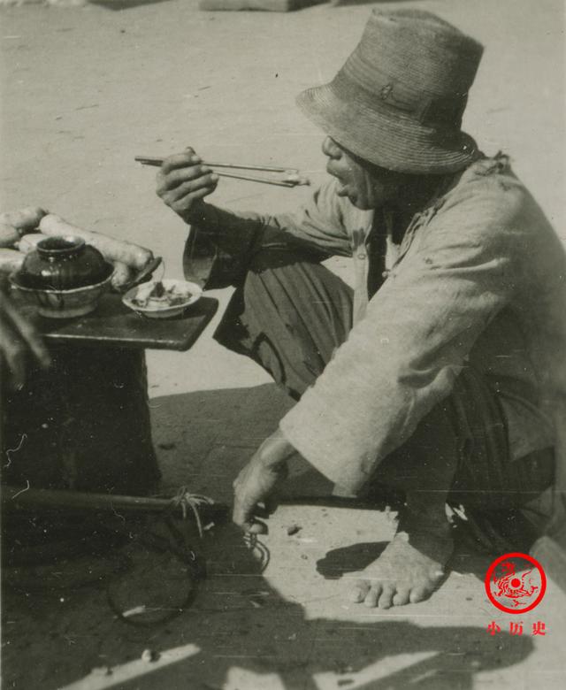 原创民国老照片底层百姓生活惨淡老人乞讨被赶走