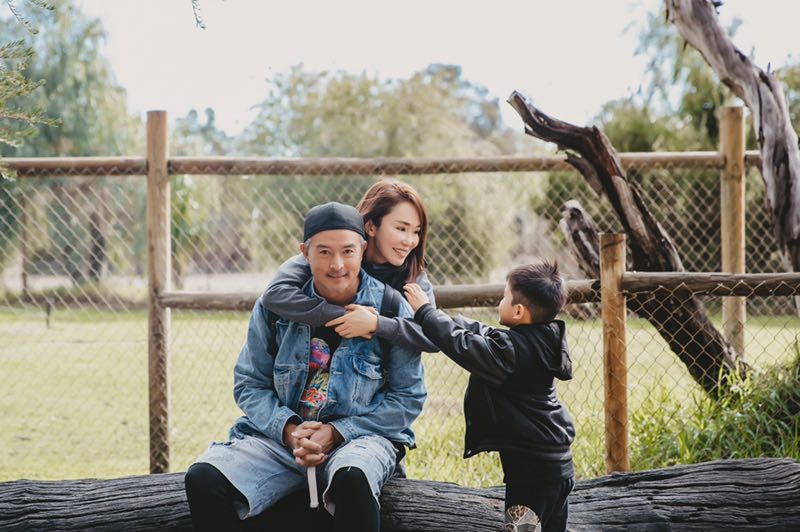 范文芳和丈夫一起出门游玩,一家三口一起幸福的进行拍照,场面特别的