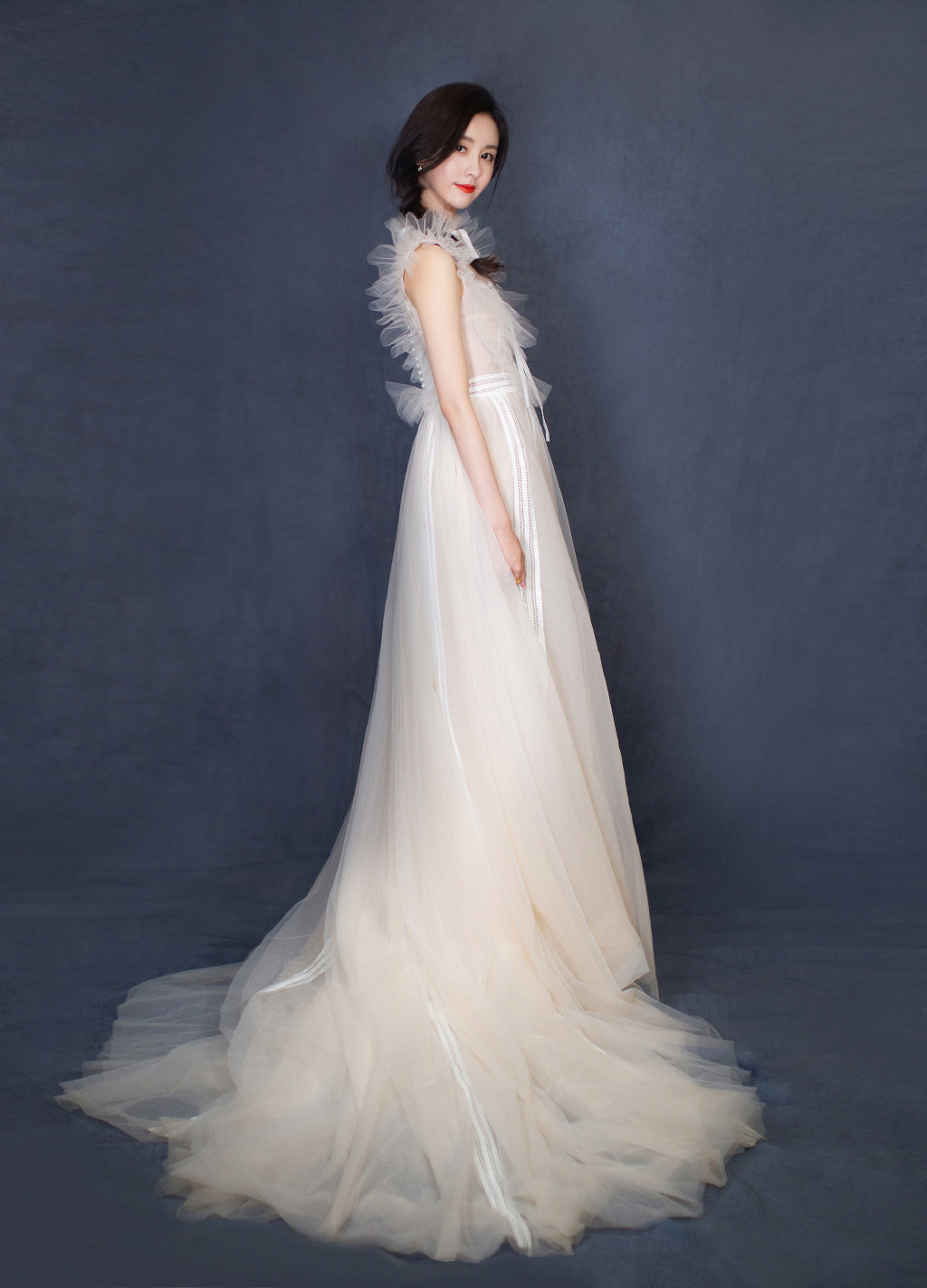 原创"小耳朵"陈都灵气质真好,穿白色纱裙宛如仙女,唯美好看