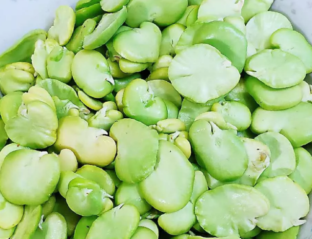 大叔家的上海菜香肠炒豆瓣香味浓郁豆瓣粉糯家人喜欢