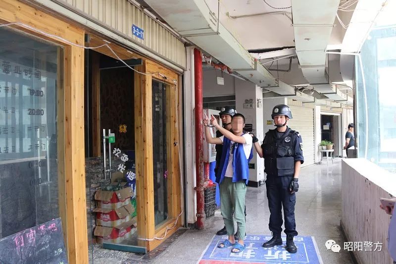 太平派出所和巡特警大队民警押解7名犯罪嫌疑人到发达广场指认现场