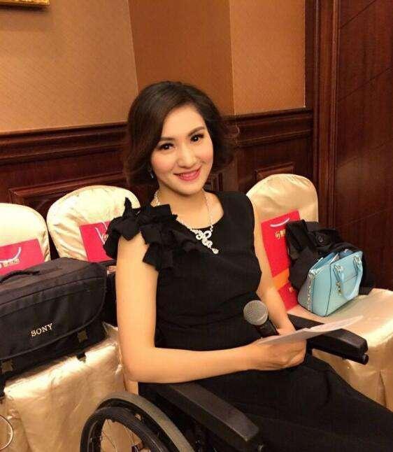 曾是湖南卫视主持人,却在最红时不幸全身瘫痪,如今年近40仍单身