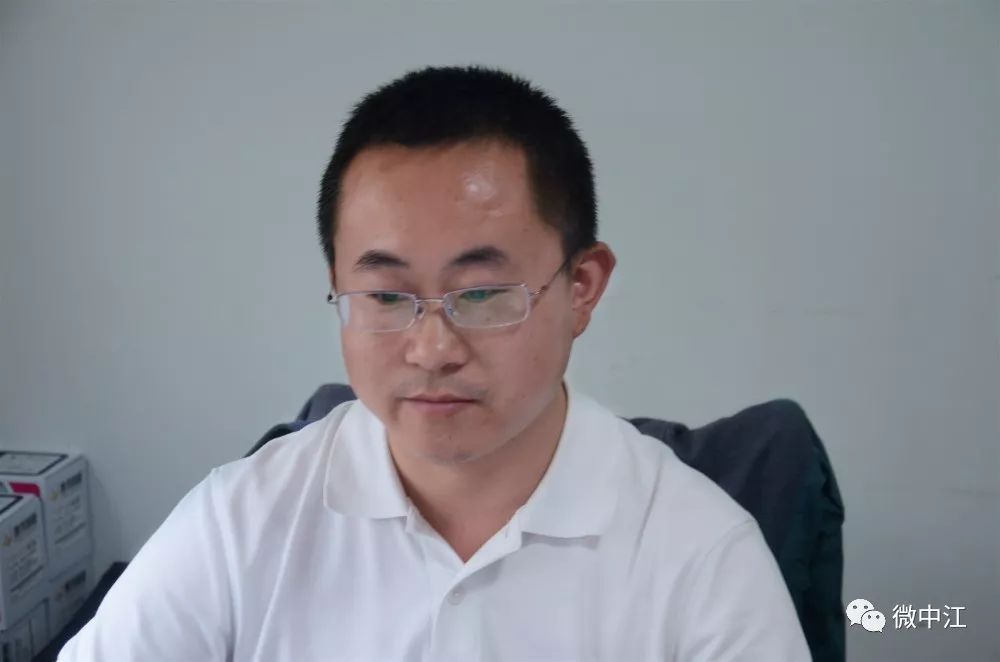 会议对《中江县落实"两不愁,三保障"回头看大排查工作手册》进行了