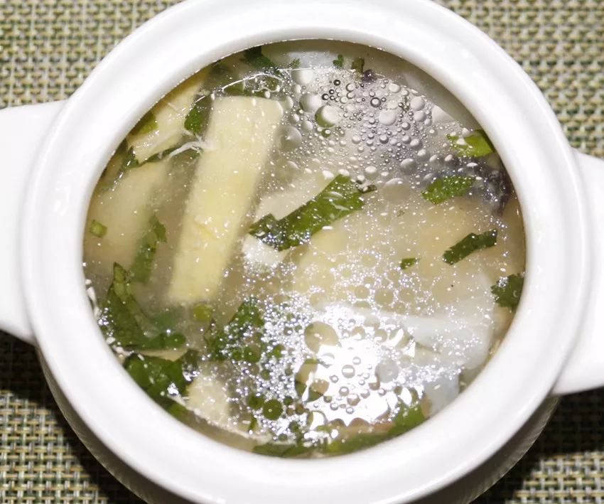 口蘑雞胸片蒜蓉茼蒿蘿蔔老鴨湯午點原味酸牛奶狀元餅晚餐↑岐山臊子面