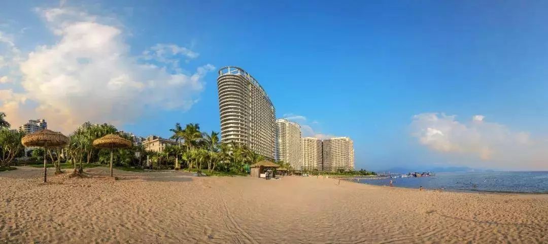碧桂园十里银滩地块南面临海拥有碧蓝的海湾和5公里海滩,交通便利,是