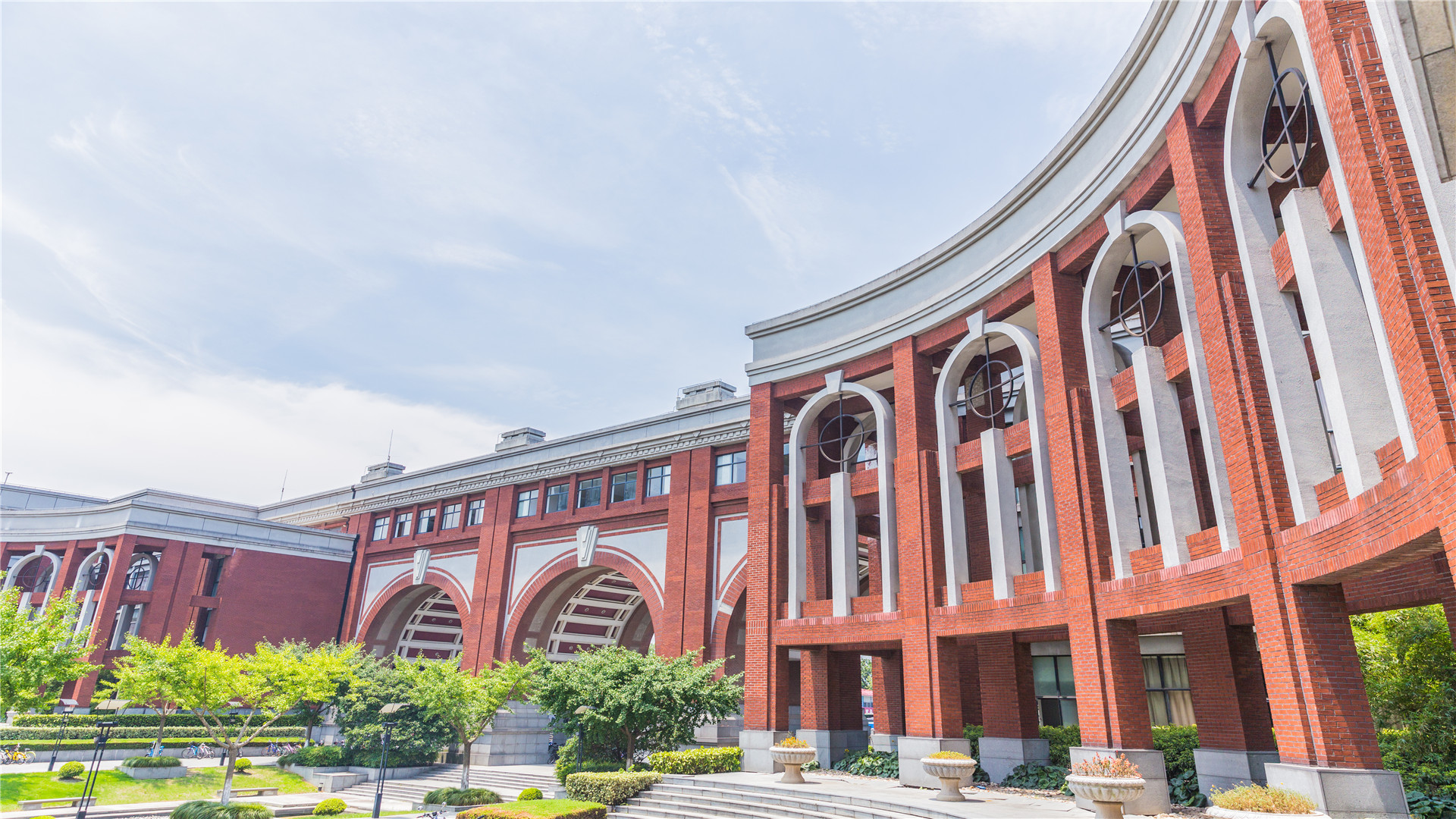 学校中文名称为北京外国语大学,简称北外;英文名称为beijing foreign
