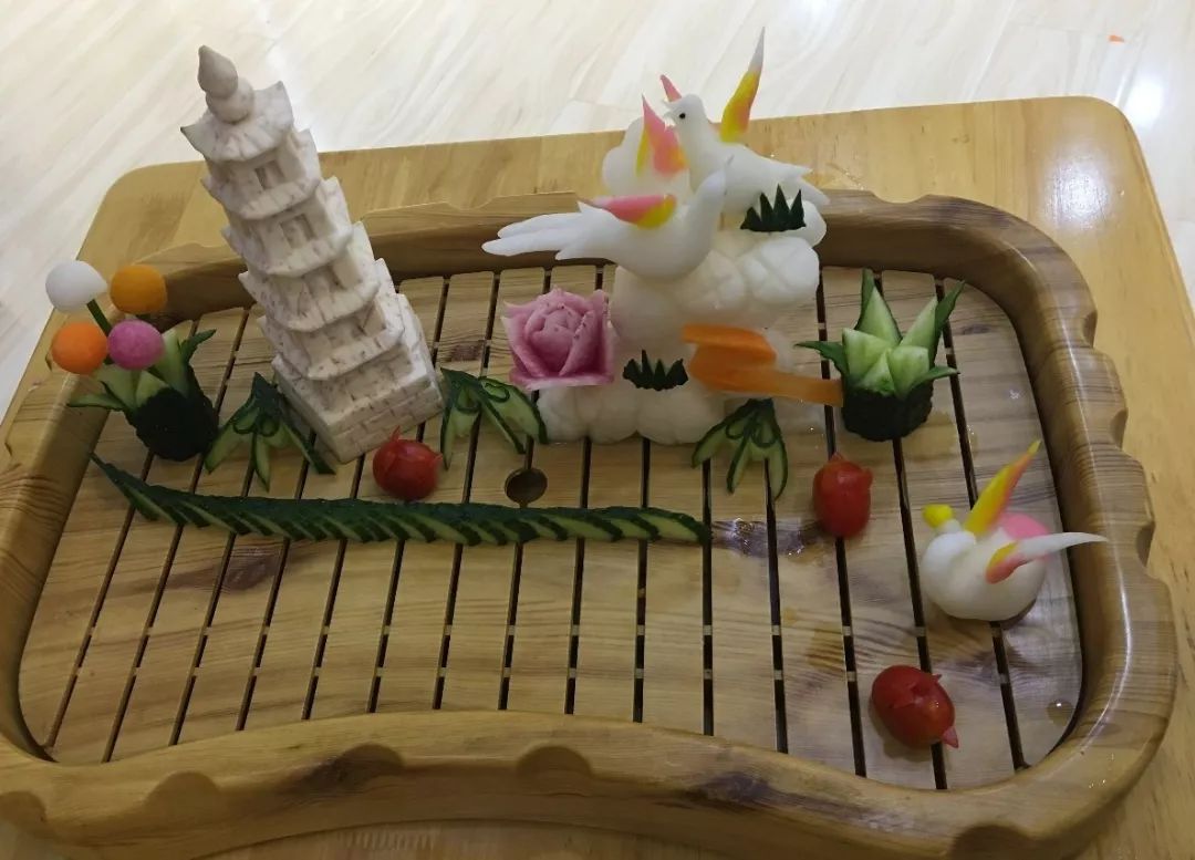 萝卜,芋头,黄瓜,西红柿,这些常见的果蔬在雕刻刀的转动下,飞舞起来,不