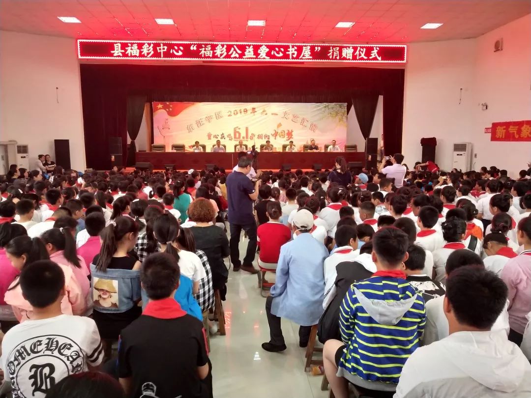 宁晋县民政局党组书记康宝山,县教育局党组书记,局长白志芬等领导和东