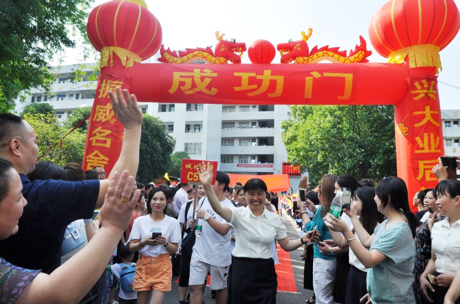 宁乡这一场中考壮行会场面很燃很振奋