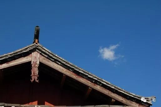 大多用木板雕刻而成,通常位于悬山或歇山屋顶两端的博风板下,垂于正脊