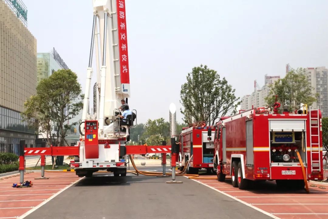 山东县级首辆90米登高平台消防车落户滕州2300万芬兰原装进口