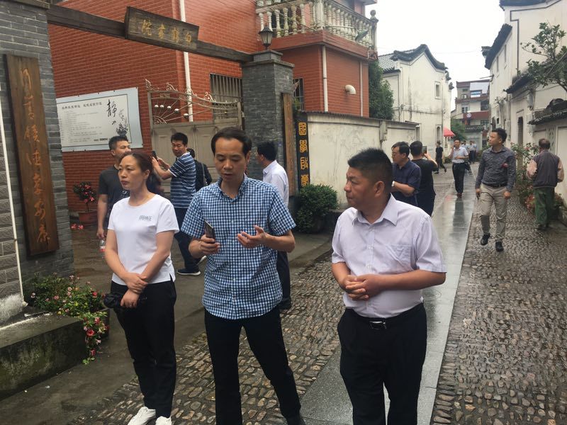 考察江南美丽乡村建设情况,并赴江南镇石阜村与副镇长姚伟国,行政村
