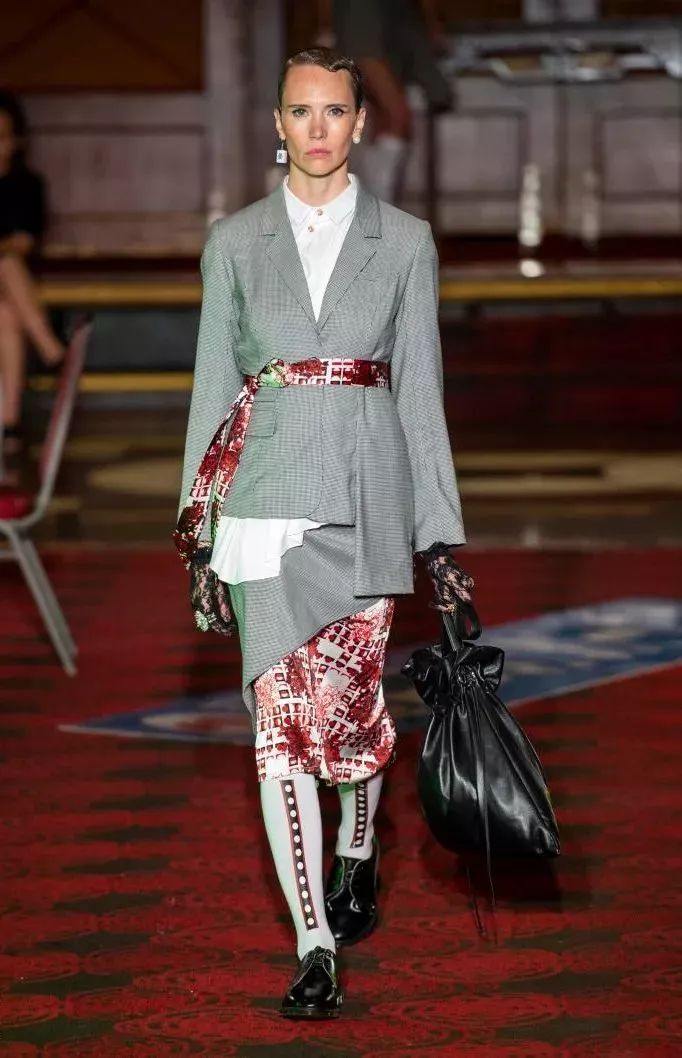 毕业设计没灵感,这些不对称设计将助你一马当先!_服装