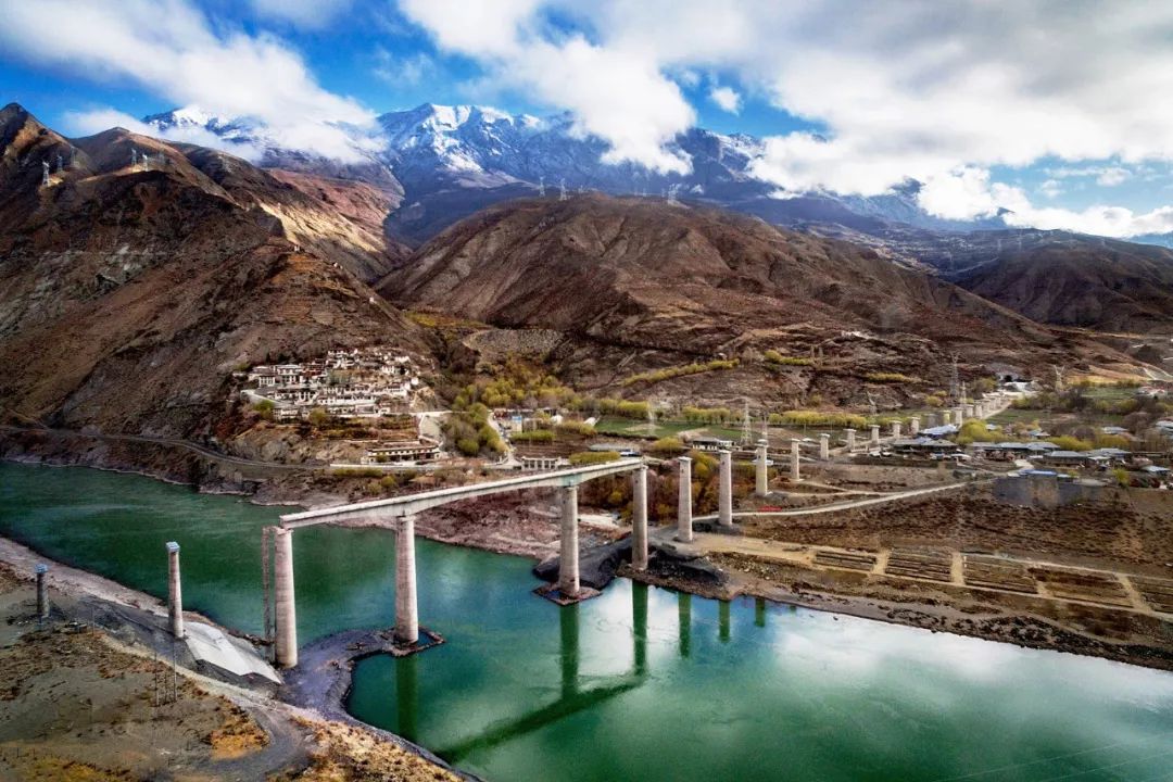 2005年8月31日,中铁二局施工的世界屋脊第一长隧——青藏铁路